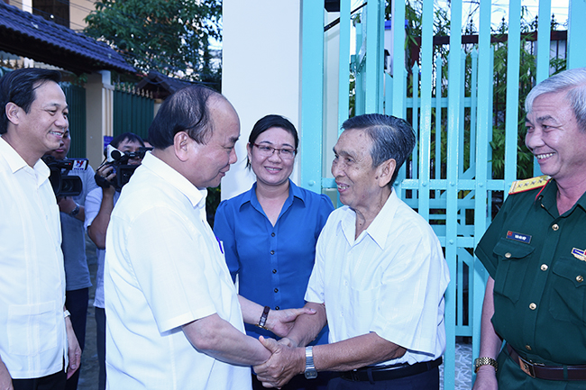 ນາຍົກລັດຖະມົນຕີຫງວຽນຊວນຟຸກຢ້ຽມຢາມບັນດາຄອບຄົວເປົ້າໝາຍນະໂຍບາຍແຂວງເກີນເທີ